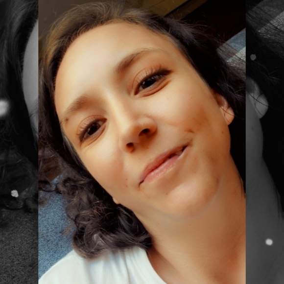 Meet your Posher, Katie - Picture 1 of 2